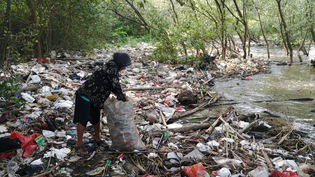 Lisa (53), a garbage scavenger in Muara Jaya Village, Pantai Mekar Village, Muaragembong District, Bekasi Regency, West Java, Thursday (27/10/2022).