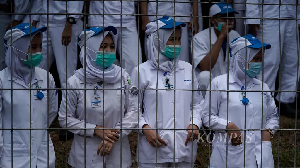Buruh perempuan dalam aksi mogok kerja di dalam pagar pabriknya di kawasan industri MM2100, Cikarang, Kabupaten Bekasi, Jawa Barat, Selasa (6/10/2020).