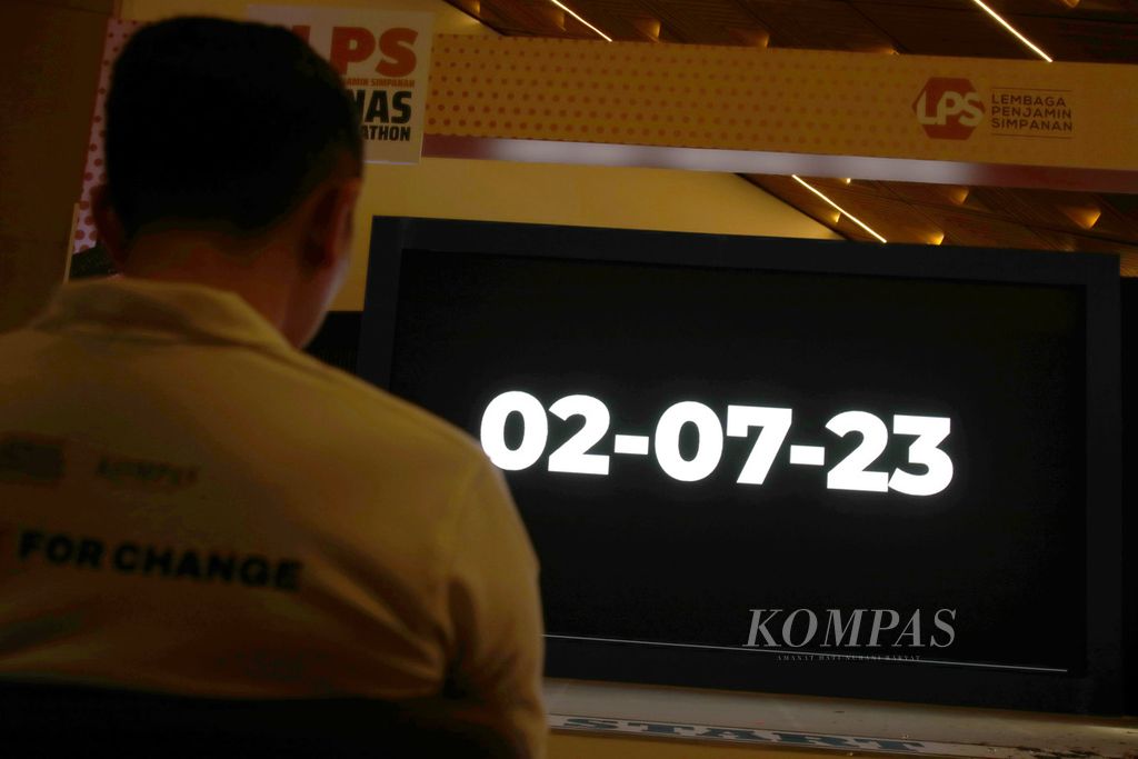 Tanggal pelaksanaan lomba lari LPS Monas Half Marathon 2023 tampil dalam layar saat <i>kick-off</i> acara tersebut di Jakarta, Kamis (13/4/2023).  Sebanyak 5.000 pelari ditargetkan akan mengikuti kegiatan ini.
