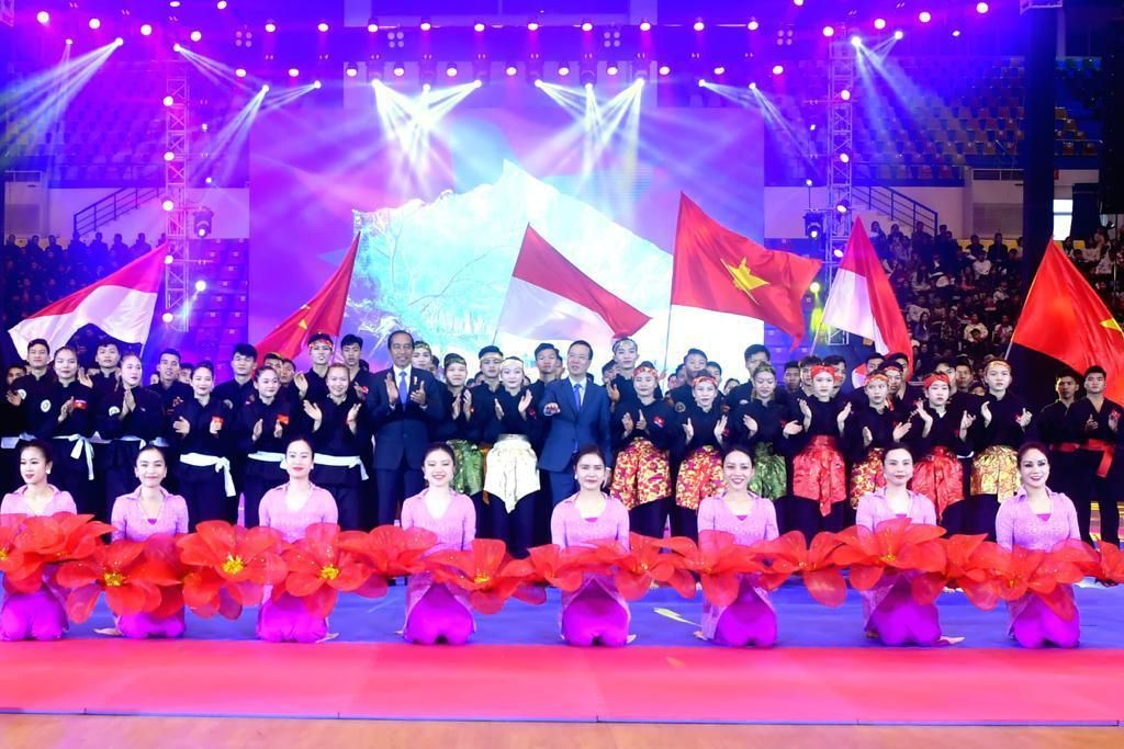 Presiden Võ Văn Thưởng mengajak Presiden Joko Widodo menyaksikan pertunjukan seni dan bela diri asal Indonesia, pencak silat di Quần Ngựa Sports Complex, Hanoi, Vietnam, Jumat (12/1/2024).