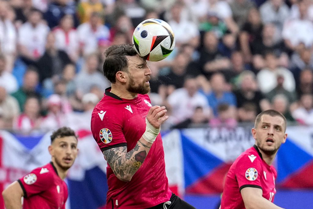 Pemain Georgia Guram Kashia menyundul bola saat pertandingan Grup F antara Georgia dan Republik Ceko pada laga Piala Eropa 2024 di Hamburg, Jerman, Sabtu (22/6/2024). 