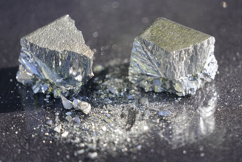 Telurium yang telah diolah dipajang di tempat pengolahan Rio Tinto Kennecott di Magna, Utah, AS, 11 Mei 2022.