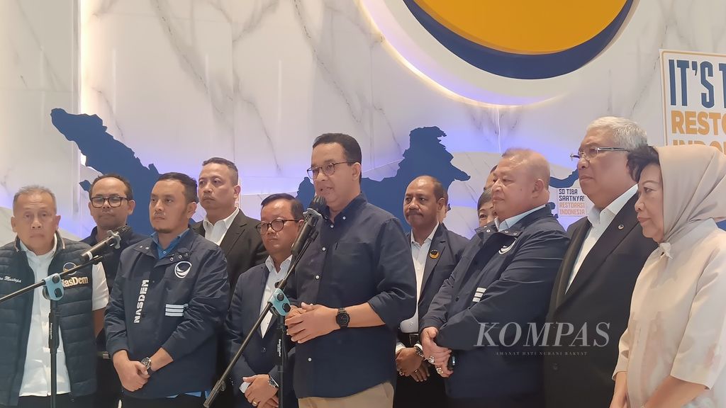 Mantan Gubernur DKI Jakarta Anies Baswedan didampingi jajaran pengurus Partai Nasdem usai menerima dukungan untuk maju di Pilkada DKI Jakarta, Senin (22/7/2024).