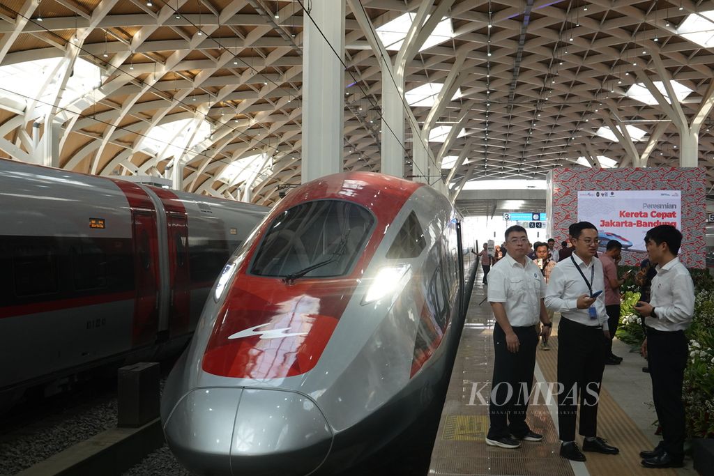 Kereta Whoosh yang dinaiki Presiden Jokowi di Stasiun KCJB Halim, Jakarta, Senin (2/10/2023).