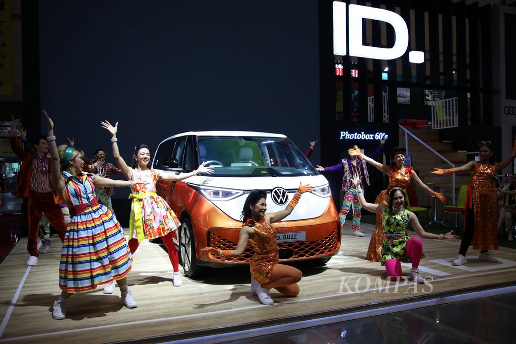 Penari memeriahkan peluncuran mobil Volkswagen, ID.Buzz, penerus VW Kombi bertenaga listrik, dalam Gaikindo Indonesia International Auto Show (GIIAS) 2024 di ICE BSD, Tangerang, Banten, Rabu (17/7/2024). GIIAS 2024 secara resmi akan dibuka untuk umum mulai 18-28 Juli 2024. Sejumlah produsen kendaraan meluncurkan produk baru, sebagian besar mobil listrik, pada pameran ini. 