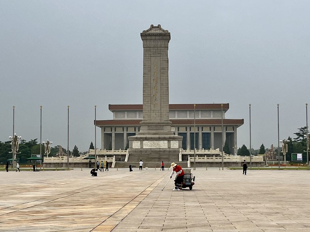 Lapangan Tiananmen ini menjadi ruang publik yang dulu sering dijadikan tempat unjuk rasa. Parade militer juga diadakan di sini karena bisa memuat hingga 1 juta orang.