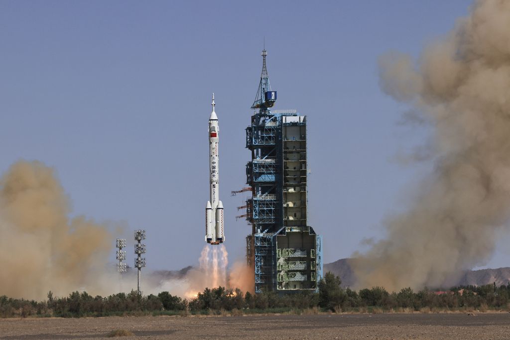 Dalam foto yang dirilis kantor berita China, Xinhua, roket pembawa pesawat antariksa Shenzhou-14, Long March-2F, meluncur dari landasan di Pusat Peluncuran Satelit Jiguan, Provinsi Gansu, China, 5 Juni 2022. 