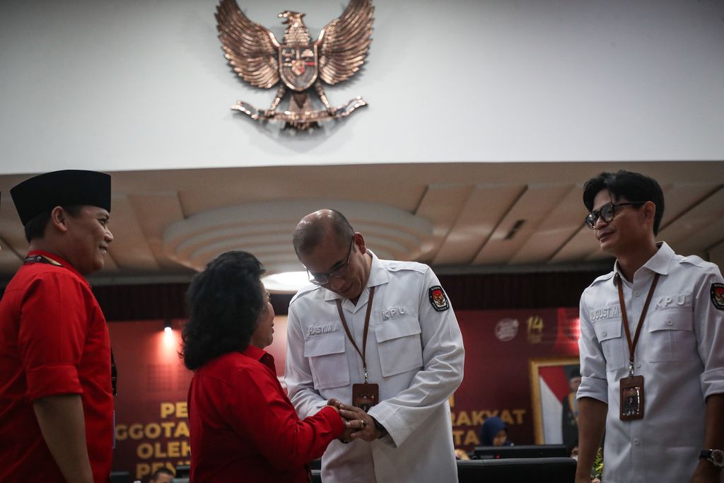 Pengurus DPP Partai Demokrasi Indonesia Perjuangan dan anggota KPU saling berjabat tangan sebelum meninggalkan ruangan pendaftaran di kantor KPU, Jakarta, Kamis (11/5/2023). 