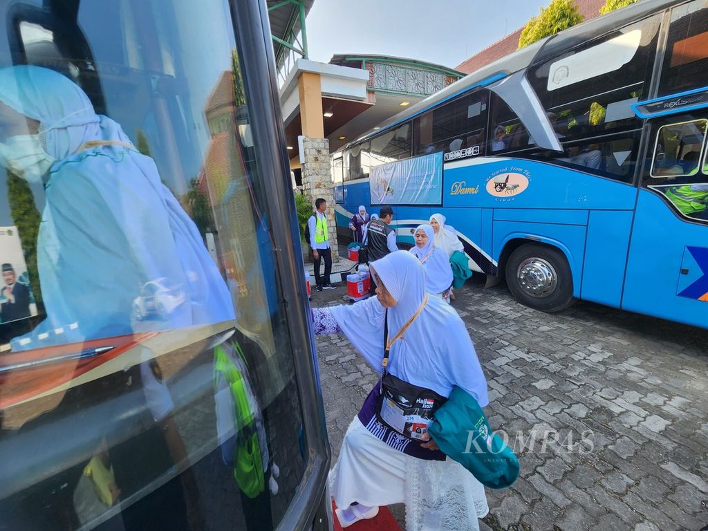 Calon jemaah haji memasuki bus sebelum diberangkatkan dari Embarkasi Solo, Kabupaten Boyolali, Jawa Tengah, Minggu (12/5/2024). Mereka merupakan rombongan pertama asal Jawa Tengah yang diberangkatkan.