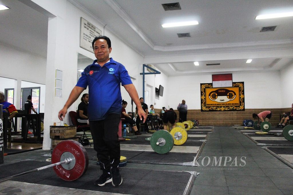 Manajer sekaligus pelatih tim atlet angkat besi Indonesia Muhammad Rusli di sela-sela latihan mereka jelasng SEA Games Kamboja 2023, di Mess Kwini, Jakarta Pusat, pada Rabu (26/4/2023).