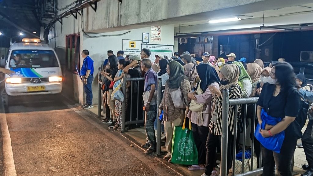 PT Transjakarta Uji Coba Mikrotrans 24 Jam Di Empat Rute - Kompas.id