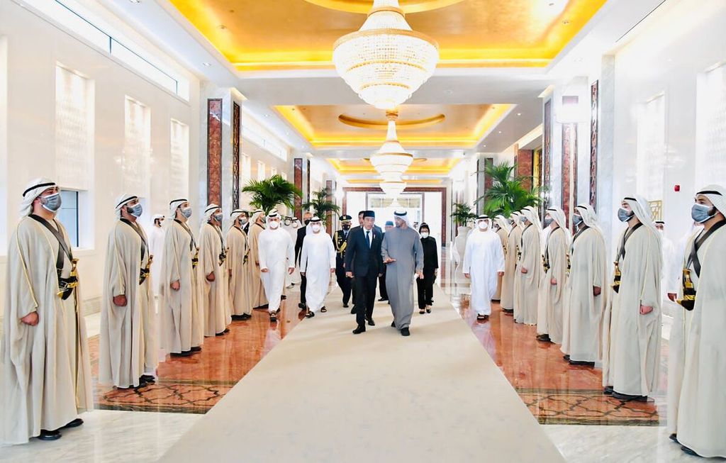 Presiden Joko Widodo tiba di Presidential Flight, Bandara Internasional Abu Dhabi, dan disambut oleh Presiden Mohammed bin Zayed (MBZ) untuk menyampaikan dukacita atas wafatnya Yang Mulia Sheikh Khalifa bin Zayed al-Nahyan, Minggu (15/5/2022).