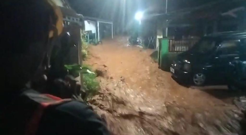 Banjir bandang melanda Desa Wangandowo, Kecamatan Bojong, Kabupaten Pekalongan, Jawa Tengah, Rabu (13/3/2024) malam. Dalam peristiwa itu, dua orang meninggal setelah hanyut terbawa banjir.