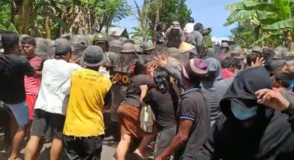 Ratusan warga menghadang aparat kepolisian dalam upaya penggusuran lahan kebun masyarakat di Desa Kalasey Dua, Minahasa, Sulawesi Utara, Senin (7/11/2022).