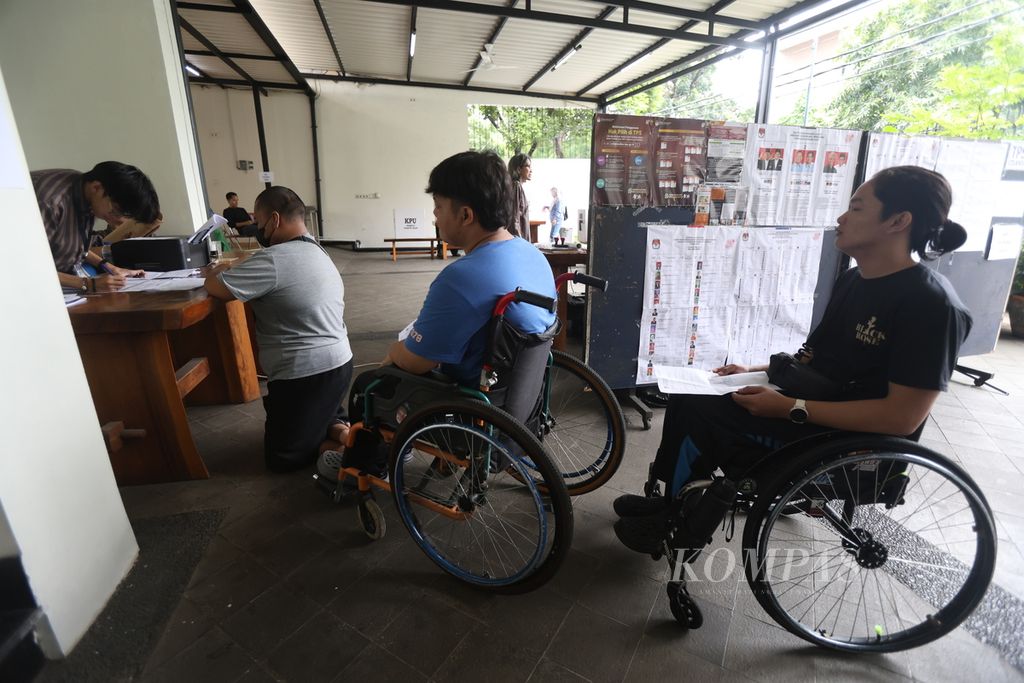 Warga penyandang disabilitas menggunakan hak pilihnya pada Pemilu 2024 di TPS 118 Cilandak Barat, Jakarta, Rabu (14/2/2024). Para penyandang disabilitas antusias menggunakan hak pilihnya pada Pemilu 2024.  