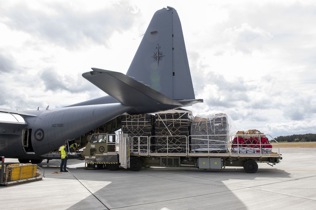 Proses penganguktan bantuan untuk Tonga yang diangkut menggunakan Pesawat Hercules C-130 milik Angkatan Udara Selandia Baru di sebuah pangkalan udara di Auckland, Selandia Baru (20/1/2022). Selandia Baru sudah mengalokasikan bantuan kemanusiaan senilai 680.000 dollar AS.