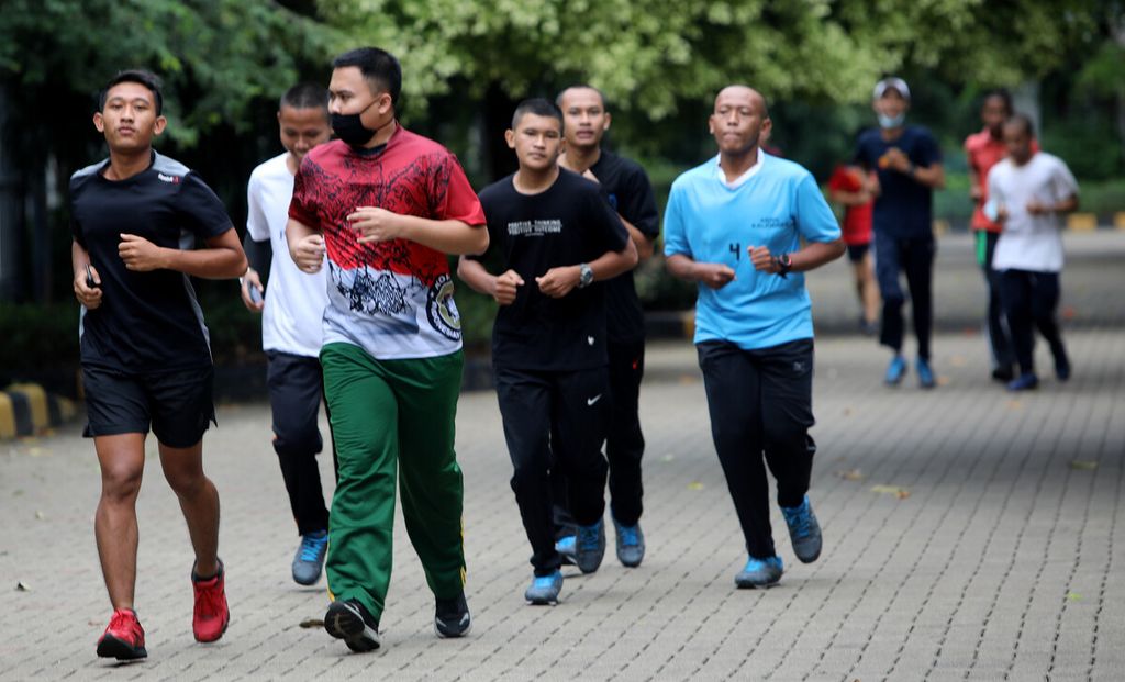 Warga berlari mengelilingi kawasan Gelanggang Sunter, Jakarta Utara, Minggu (6/11/2020). Gelanggang yang menyediakan fasilitas perlengkapan kebugaran tersebut menjadi alternatif berkegiatan olahraga bagi warga.  