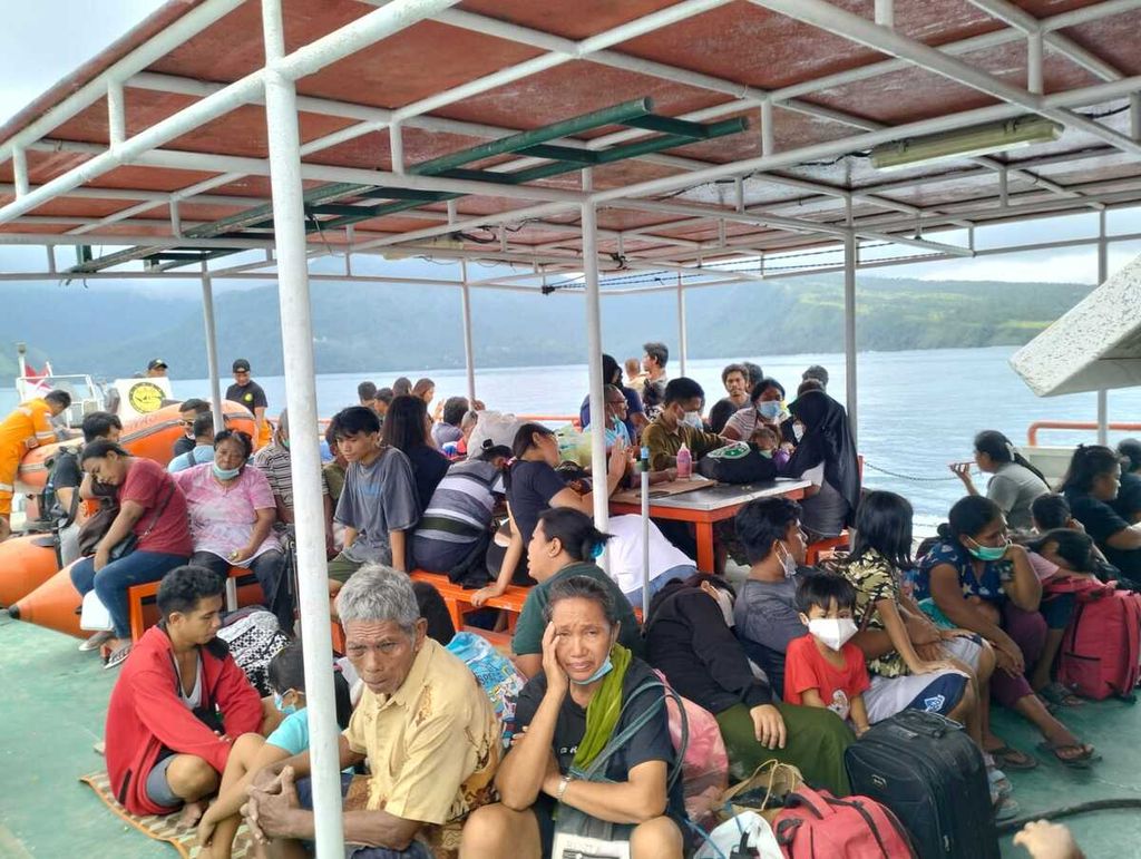 A total of 109 residents of Tagulandang Island, Sitaro Regency, North Sulawesi, were evacuated to Likupang Regency, using KN SAR Bimasena.