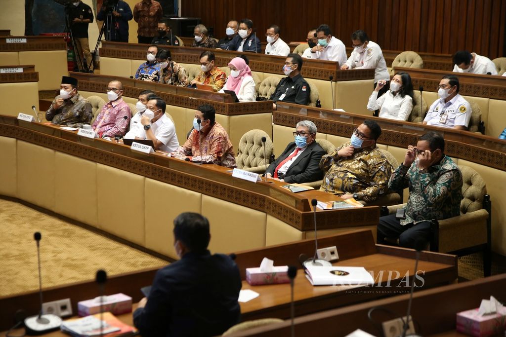 Rapat Komisi II DPR dengan Menteri Dalam Negeri Tito Karnavian (keempat kiri) dan para penyelenggara pemilu di Kompleks Parlemen, Senayan, Jakarta, Rabu (13/4/2022). 