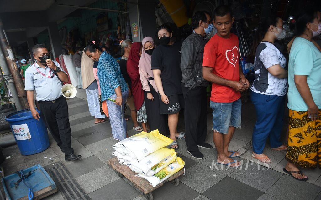 Pedagang membawa beras medium yang dibeli saat Operasi Pasar Beras di Pasar Genteng Baru, Surabaya, Jawa Timur, Kamis (9/2/2023). Operasi pasar beras tersebut dikhususkan bagi pedagang dan komunitas pasar tersebut.