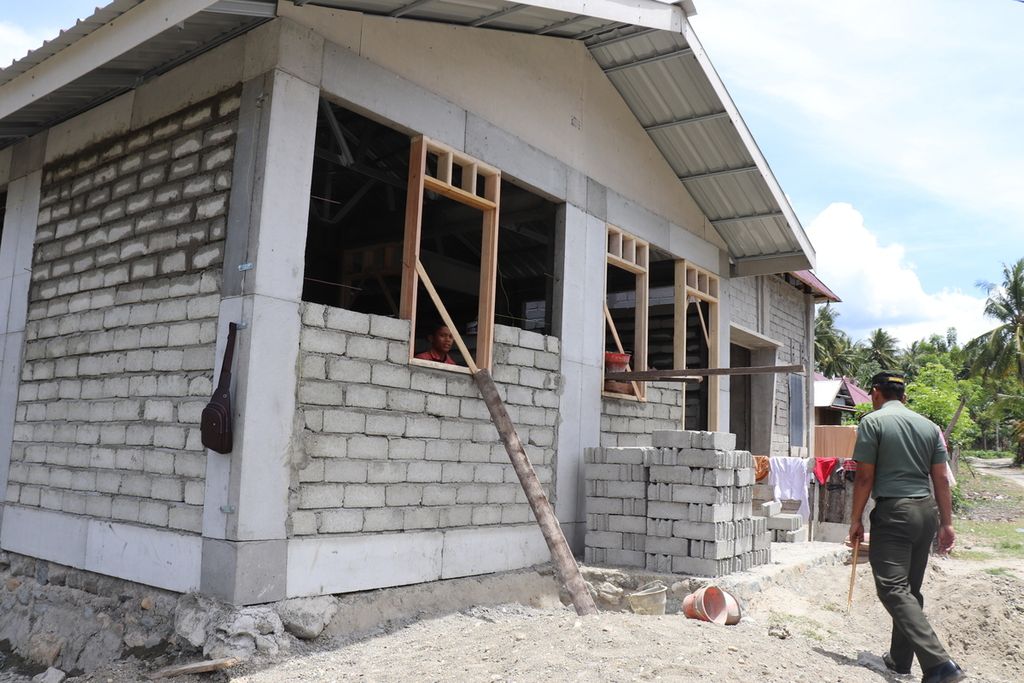 lustrasi rumah tahan gempa. Tampak salah satu rumah berspesifikasi tahan gempa yang sementara dikerjakan di Desa Wani Satu, Kecamatan Tanantovea, Kabupaten Donggala, Sulteng, Rabu (19/2/2020).