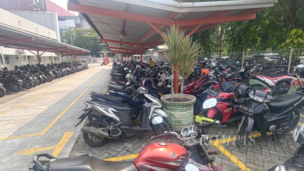 Area parkir sebuah rumah sakit swasta di Pluit, Jakarta Utara, Jumat (18/8/2023). Lokasi ini sempat menjadi tempat persembunyian motor curian.