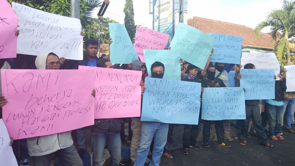 Seratusan pengemudi ojek <i>online</i> di Malang berunjuk rasa di depan kantor Badan Pengawas Pemilu Kabupaten Malang, Jumat (23/11/2018) sore.
