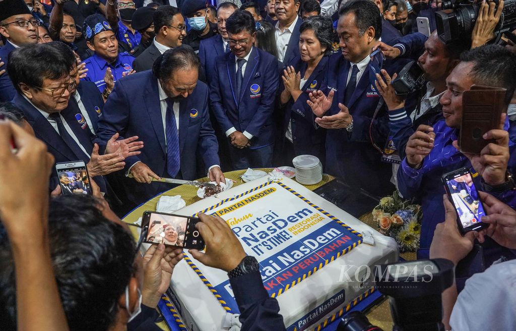 Ketua Umum Partai Nasdem Surya Paloh saat memotong kue di perayaan ulang tahun ke-11 Partai Nasdem di Jakarta Convention Center, Jakarta, Jumat (11/11/2022).