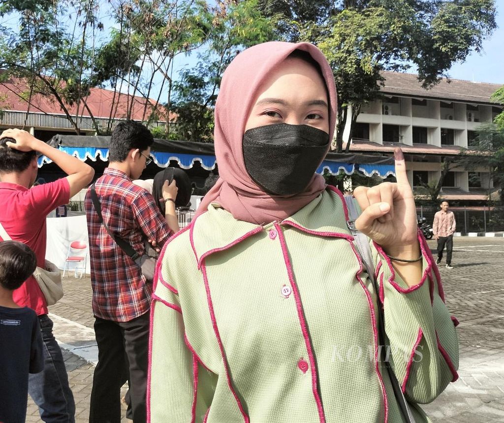 Devi (20), salah seorang mahasiswa Universitas Gadjah Mada, menunjukkan tanda tinta pada jarinya seusai memilih di TPS khusus di Asrama Ratnaningsih Kinanti 1, Kecamatan Depok, Kabupaten Sleman, Daerah Istimewa Yogyakarta, Rabu (14/2/2024).