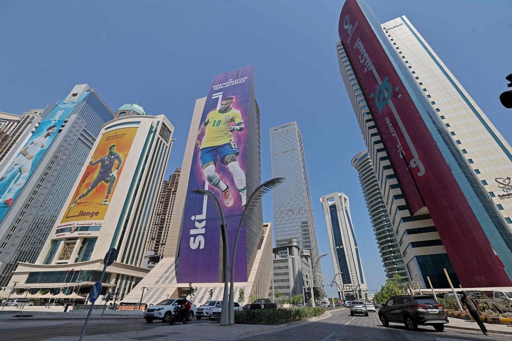 Suasana di Doha, ibu kota Qatar, yang dihiasi dengan poster raksasa pemain sepak bola antara lain pemain Brasil, Neymar, Minggu (16/10/2022), menjelang dimulainya Piala Dunia.