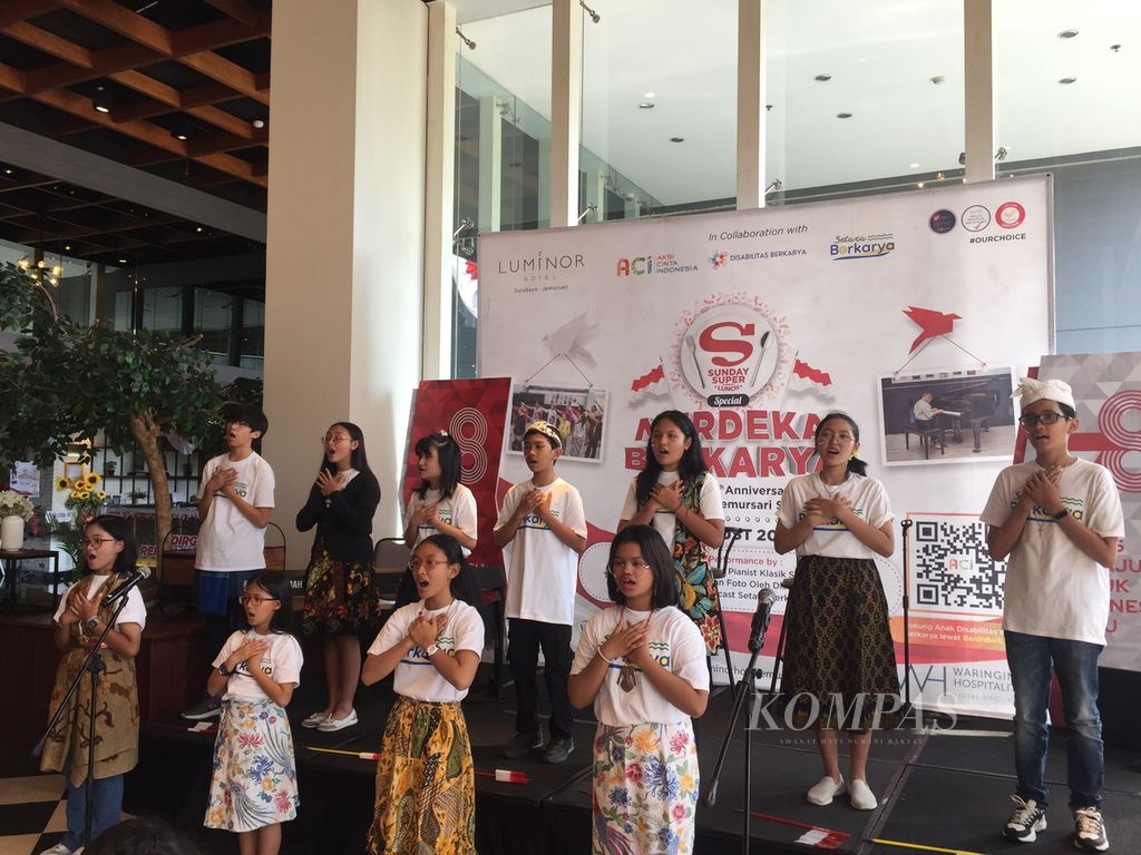 Anak-anak dari komunitas Aksi Cinta Indonesia dan Disabilitas Berkarya berkolaborasi untuk memperingati HUT ke-78 RI di Luminor Hotel Jemursari, Surabaya, Jawa Timur, Minggu (20/8/2023).
