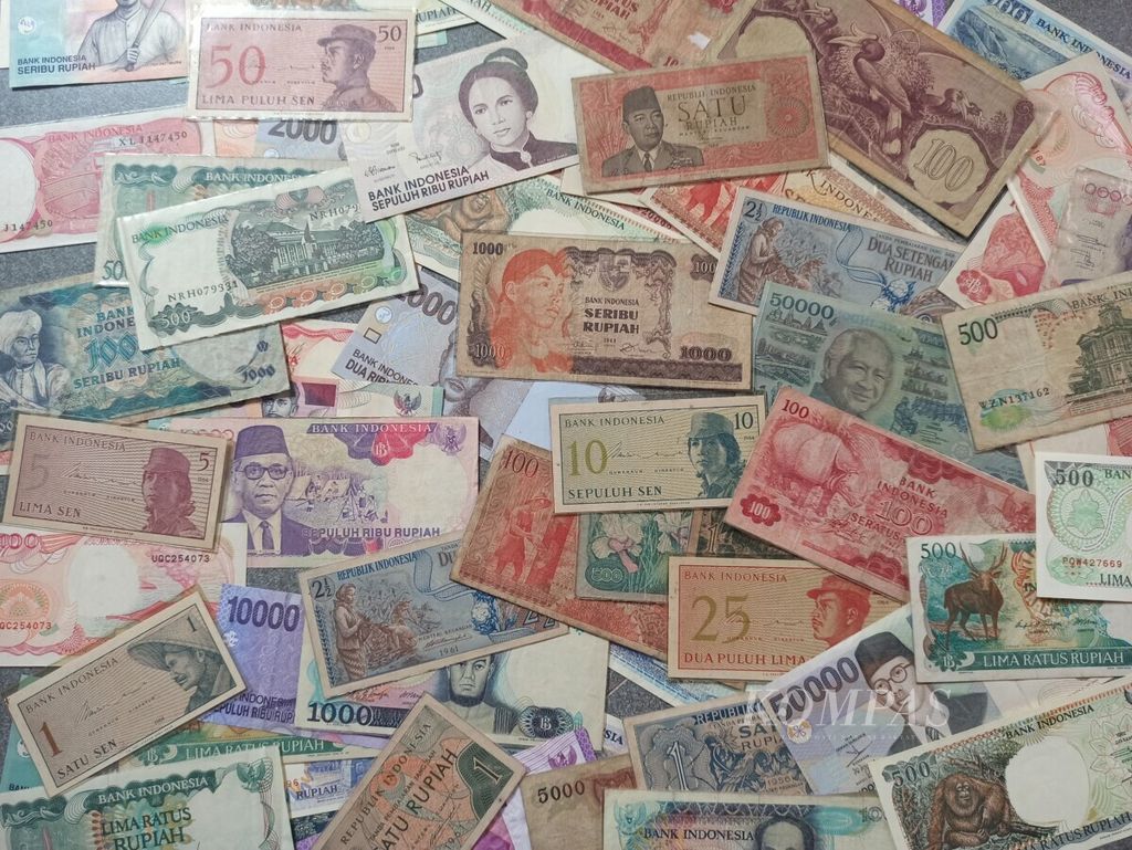 Koleksi uang lama milik fotografer <i>Kompas,</i> Iwan Setiyawan.