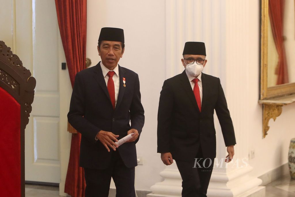 President Joko Widodo walks with Abdullah Azwar Anas after his inauguration as Minister of State Apparatus Empowerment and Bureaucratic Reform (Menpan-RB) at the State Palace, Jakarta, Wednesday (7/9/2022). Azwar Anas replaces Tjahjo Kumolo who died on July 1, 2022.