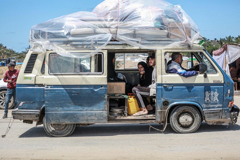 Palestinian residents in Rafah, Gaza Strip, prepare to evacuate on May 6, 2024.