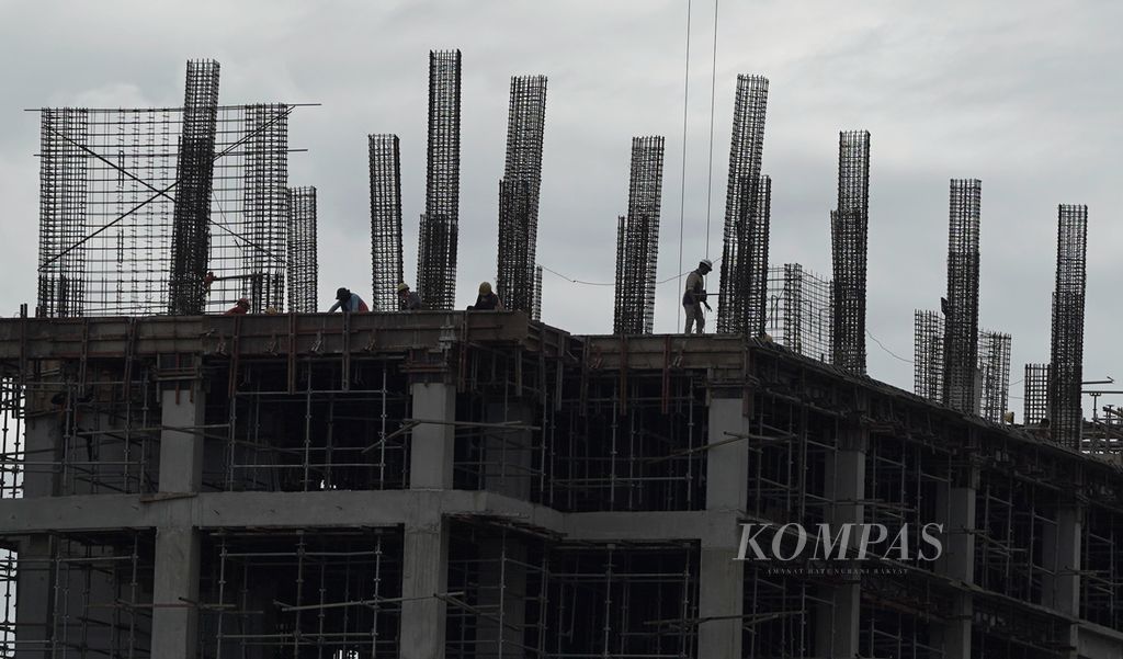 Pembangunan proyek rumah susun sederhana sewa (rusunawa) Jalan Inspeksi BKT di Kelurahan Ujung Menteng, Cakung, Jakarta Timur, Selasa (15/12/2020). Dinas Perumahan Rakyat dan Kawasan Permukiman (DPRKP) DKI Jakarta membangun 10 rusunawa baru tahun 2020 dengan total keseluruhan sebanyak 5.835 unit dengan jumlah 31 menara. 