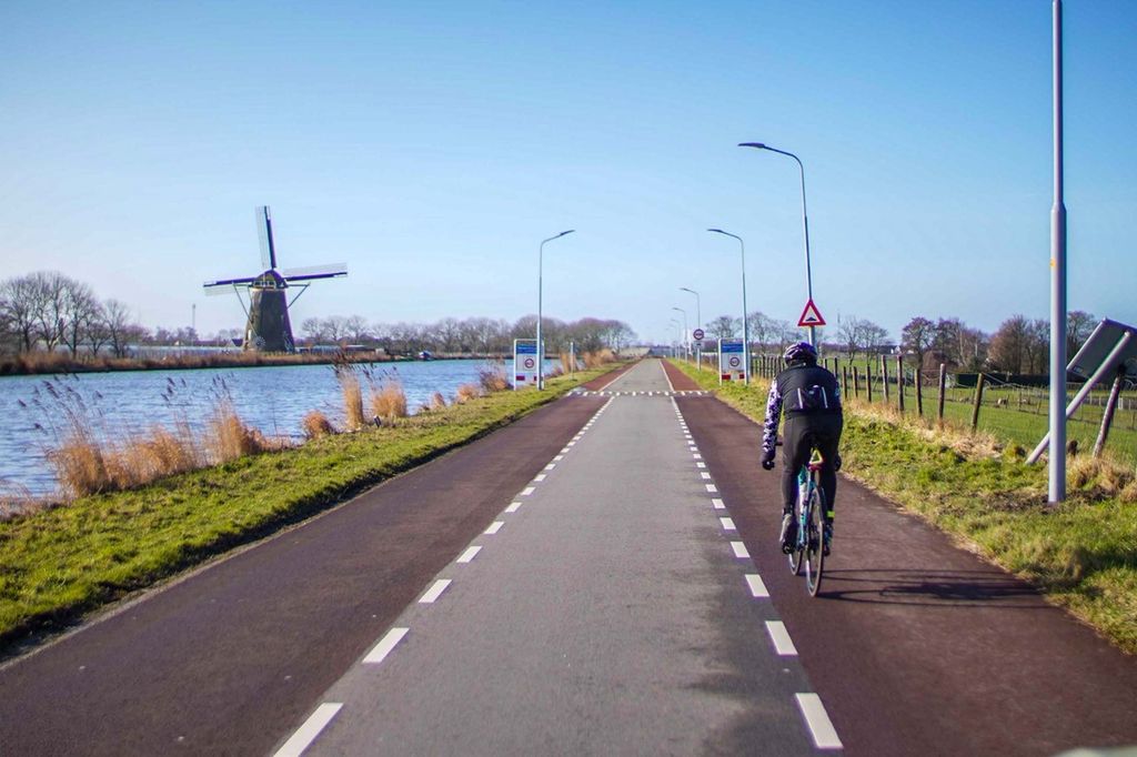 Royke travels along the Rijn-Schiekanaal canal. In this place, traditional windmills that are well-maintained and function properly are still often found.
