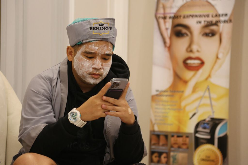 Klien menggunakan masker anestesi menunggu giliran perawatan wajah dengan laser di klinik kecantikan kulit Benings Clinic di Kelapa Gading, Jakarta Utara, Kamis (20/1/2022).