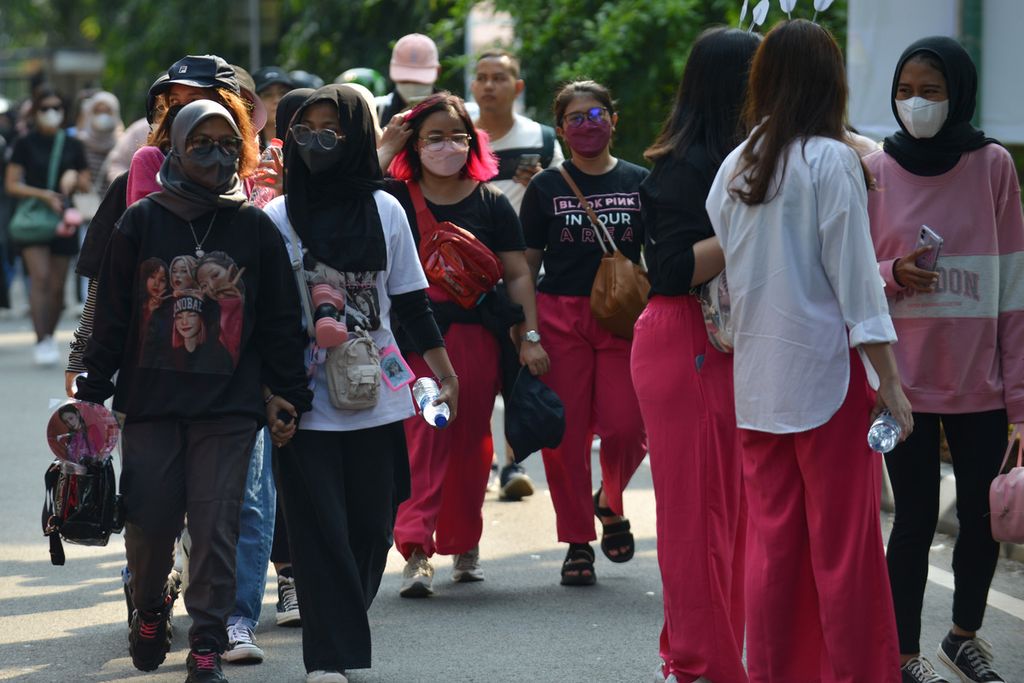 Para Blink berjalan menuju area panggung utama di kawasan Stadion Utama Gelora Bung Karno, Jakarta, Sabtu (11/3/2023). Para Blink, sebutan penggemar Blackpink, mulai memadati kawasan stadion menjelang penampilan Blackpink.