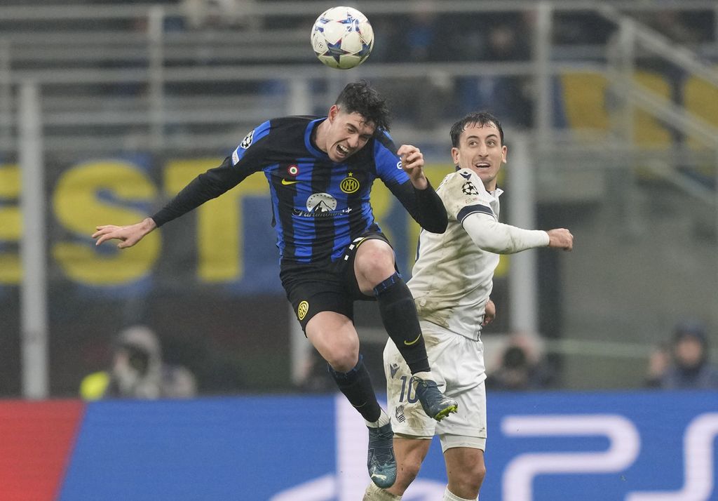 Pemain Inter Milan, Alessandro Bastoni (kiri), berebut bola dengan pemain Real Sociedad, Mikel Oyarzabal, pada laga Liga Champions Grup D di Stadion San Siro, Milan, Italia, Rabu (13/12/2023) dini hari WIB. Laga berakhir imbang 0-0.