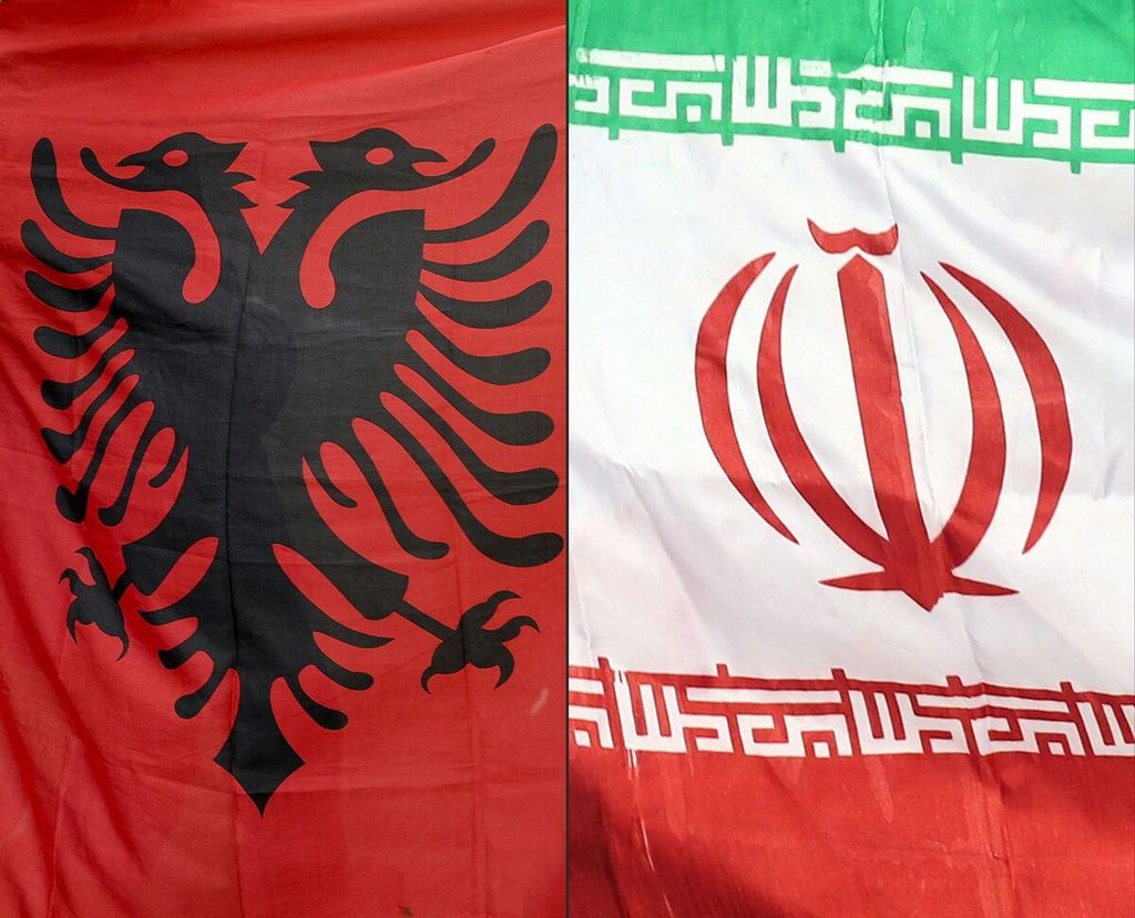 Gabungan dua foto yang dibuat, Rabu (7/9/2022), memperlihatkan bendera Albania dan bendera Iran. Mulai 7 September 2022, Albania memutus hubungan diplomatik dengan Iran terkaiit kasus serangan siber tanggal 15 Juli 2022. 