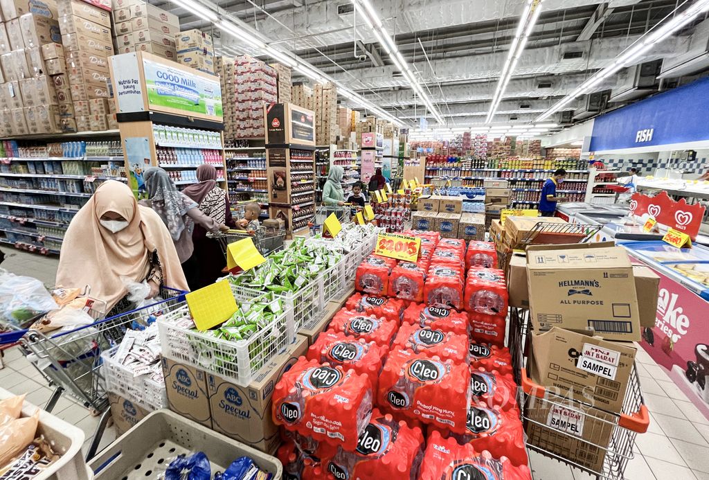 Warga berbelanja bahan makanan di supermarket ritel di kawasan Bintaro, Tangerang Selatan, Selasa (14/3/2023). 