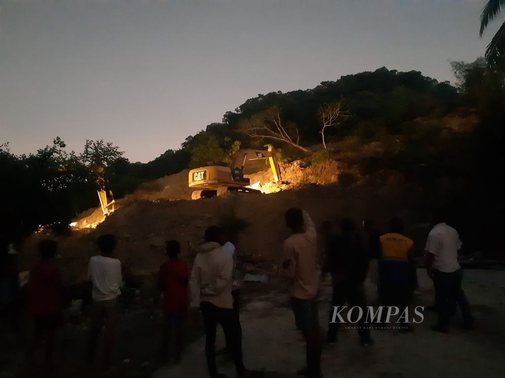 Hingga Sabtu (18/3/2023) malam, petugas masih bekerja untuk memindahkan longsoran di Jalan Timor Raya, tepatnya Kelurahan Takari, Kabupaten Kupang, Nusa Tenggara Timur. Jalur itu akan pulih paling cepat satu pekan mendatang.