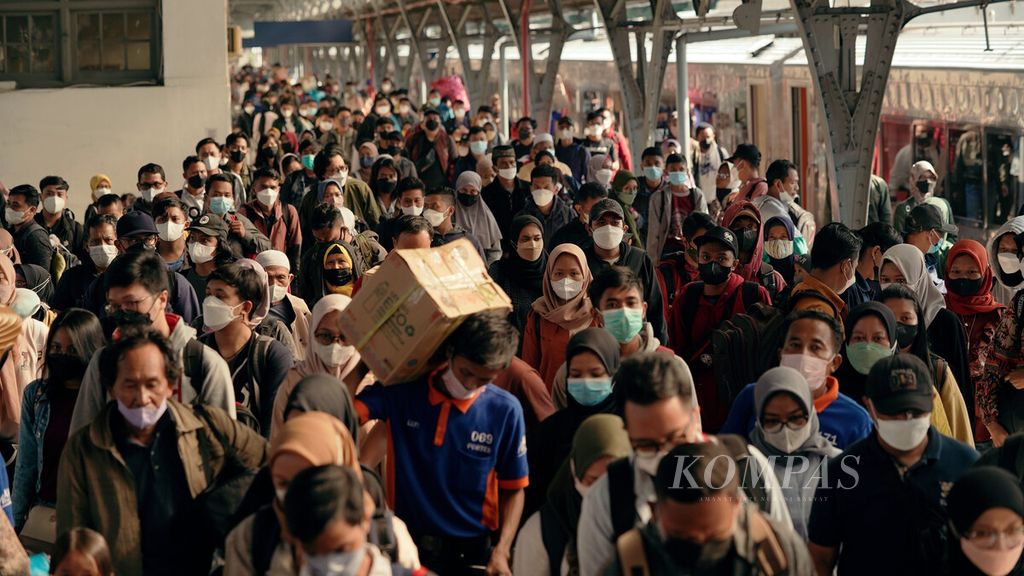Kertajaya (Surabaya-Jakarta) train passengers arrive at Pasar Senen Station, Central Jakarta, Sunday (8/5/2022).