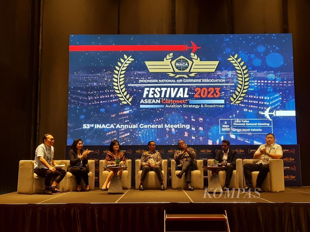 Para pembicara dalam Asean Connect: Aviation Strategy and Roadmap yang diadakan Indonesia National Air Carriers Association di Jakarta, Kamis (2/11/2023). Kompas/Yosepha Debrina R Pusparisa 2/11/2023