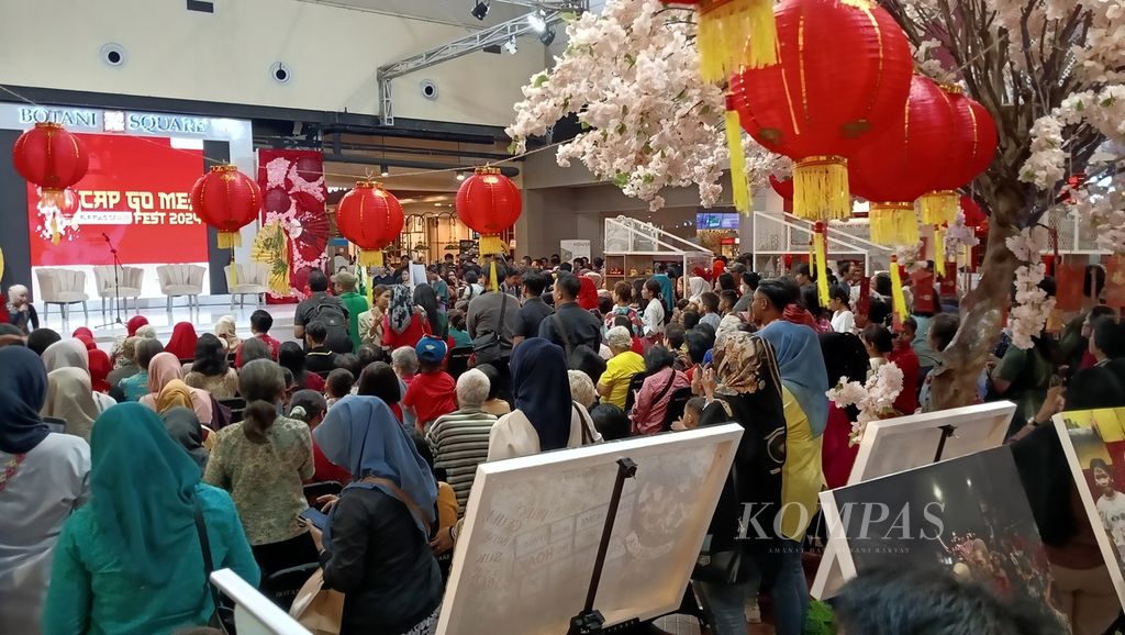 Para pengunjung Mal Botani Square, Kota Bogor, ikut meramaikan acara Cap Go Meh, Kamis (27/2/2024).