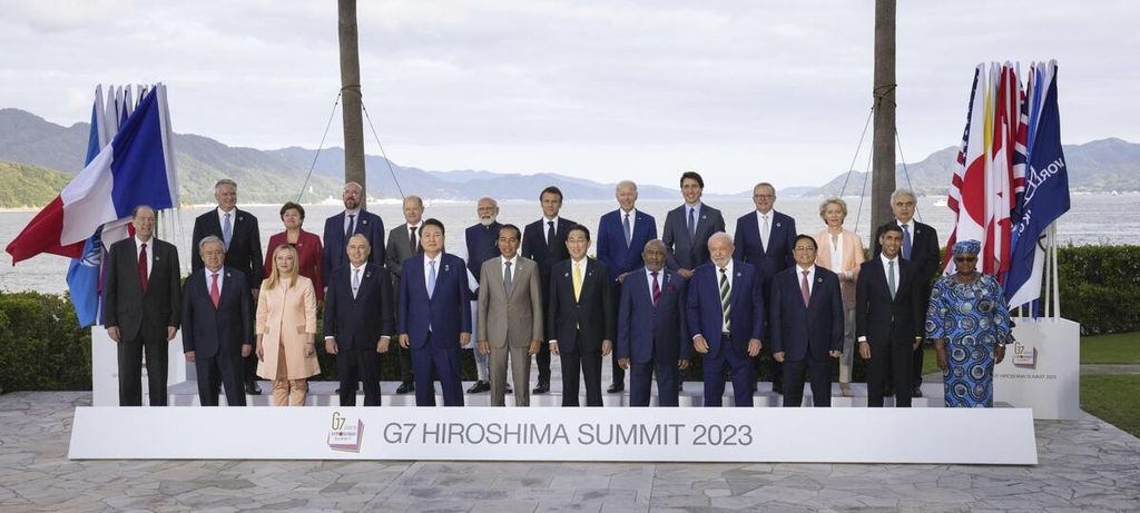 Para pemimpin dunia dari G7 dan negara-negara undangan berpose untuk foto dalam KTT G7 di Hiroshima, Jepang, Sabtu (20/5/2023). 