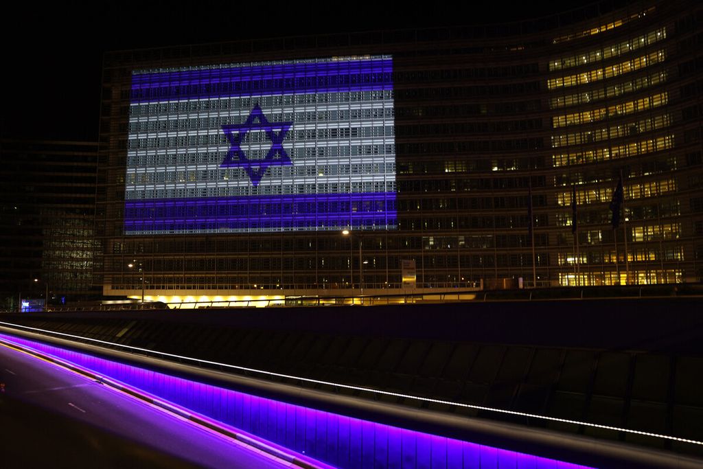 Gambar <i>video mapping </i>bendera Israel terlihat di gedung Berlaymont, markas Komisi Eropa cabang eksekutif Uni Eropa Brussels, Belgia, sehari setelah serangan Hamas ke Israel, 8 Oktober 2023.  
