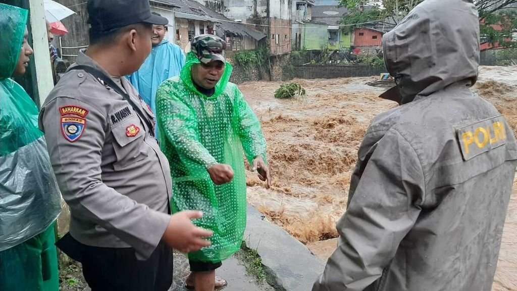 Petugas bersama warga mencari seorang warga Dusun Krajan, Desa/Kecamatan Bantur, Kabupaten Malang, Jawa Timur, yang dilaporkan hanyut saat menyingkirkan kayu yang menyangkut di jembatan, Jumat (7/7/2023).