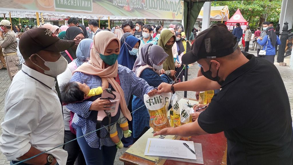 Warga membeli minyak goreng kemasan di lokasi Pasar Murah Ramadhan 1443 Hijriah, Senin (4/4/2022). Pasar murah tersebut digelar di halaman kantor Dinas Perdagangan Provinsi Kalimantan Selatan, di Banjarmasin. Di lokasi pasar murah, minyak goreng kemasan merek Alif dijual Rp 22.000 per liter.