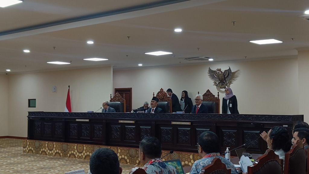 Kamis (2/11/2023) Sidang pendahuluan perkara tersebut di Dewan Kehormatan Mahkamah Konstitusi yang dipimpin Gimli Ashidiki dengan anggota panel Wahiduddin Adams dan Bintan Sarakih di Jakarta.